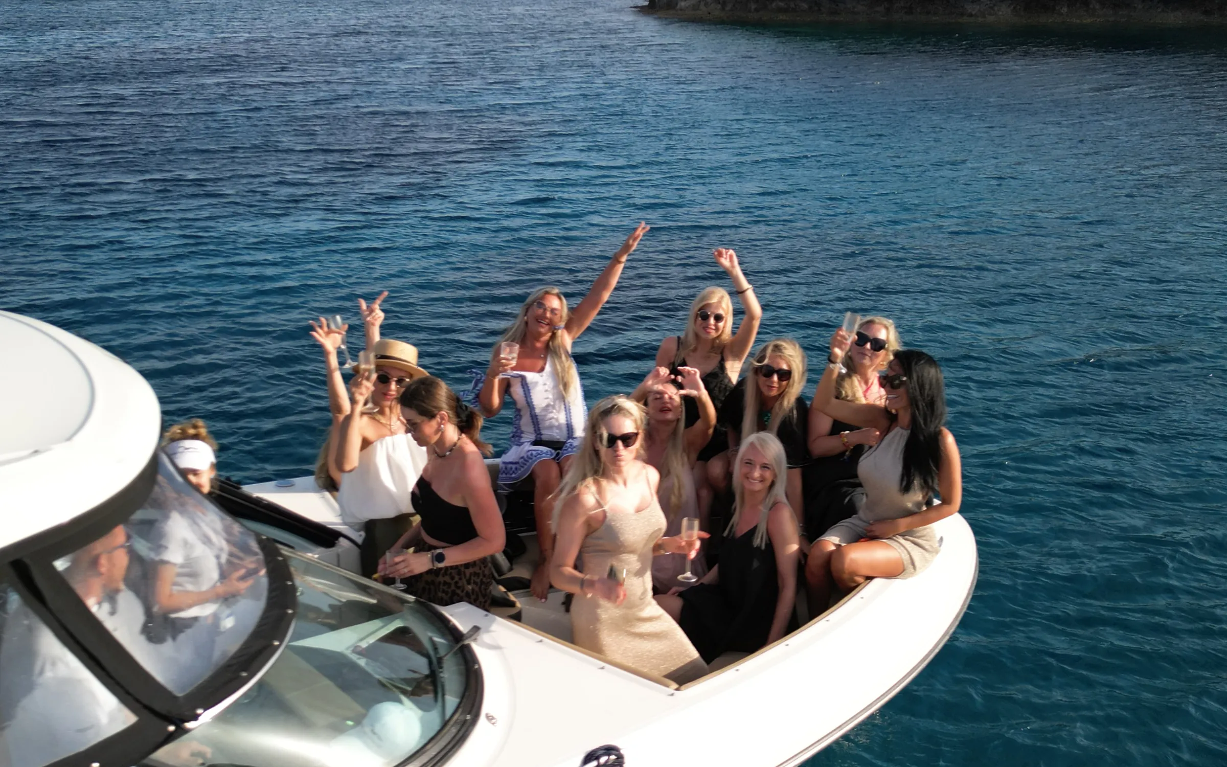 JGA-Gruppe winkt mit Champagner vom Bug einer Yacht in Zypern