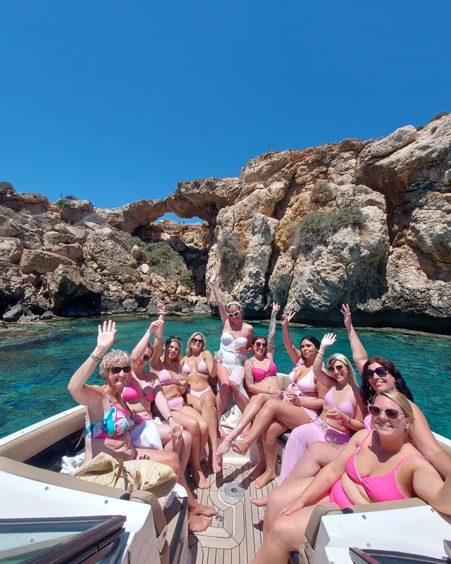 Eine große Freundinnengruppe in einer türkisen Bucht