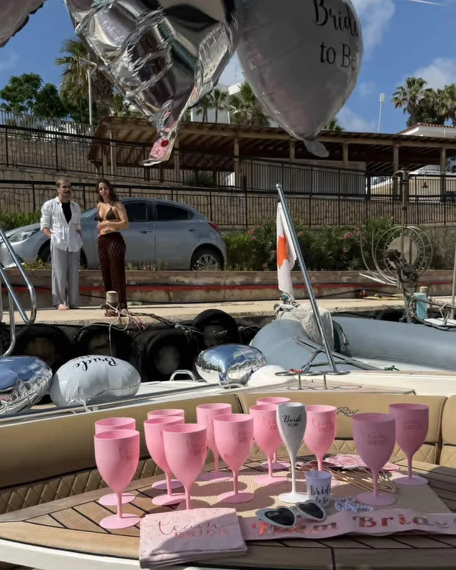 Pinke Becher und Partydeko auf dem Decktisch