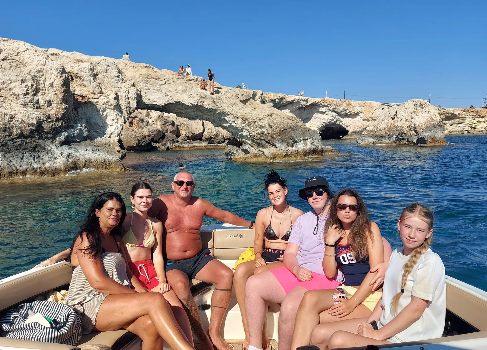 Eine Familie am Bug einer privaten Yacht an den Meereshöhlen von Cape Greco auf Zypern