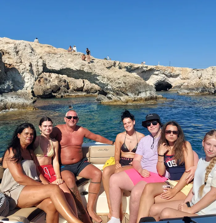 Familie am Bug an den Meereshöhlen von Cape Greco