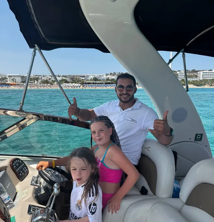 Kleine Kapitäne mit dem Skipper am Steuer