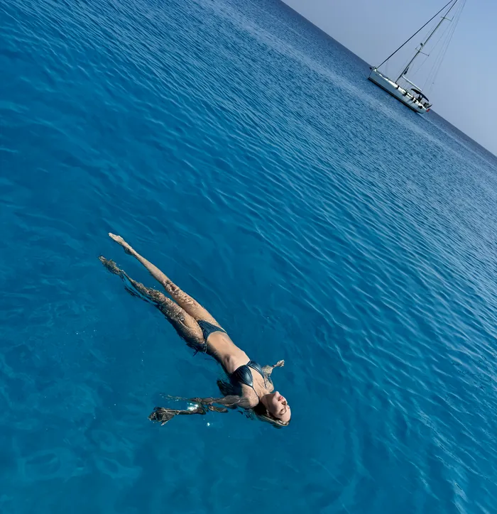 Treiben im kristallklaren Wasser