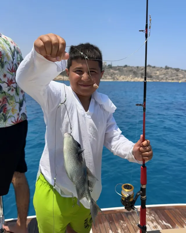 Ein stolzer junger Angler mit seinem Fang