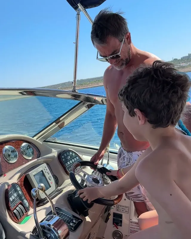 Kleine Kapitäne mit dem Skipper am Steuer