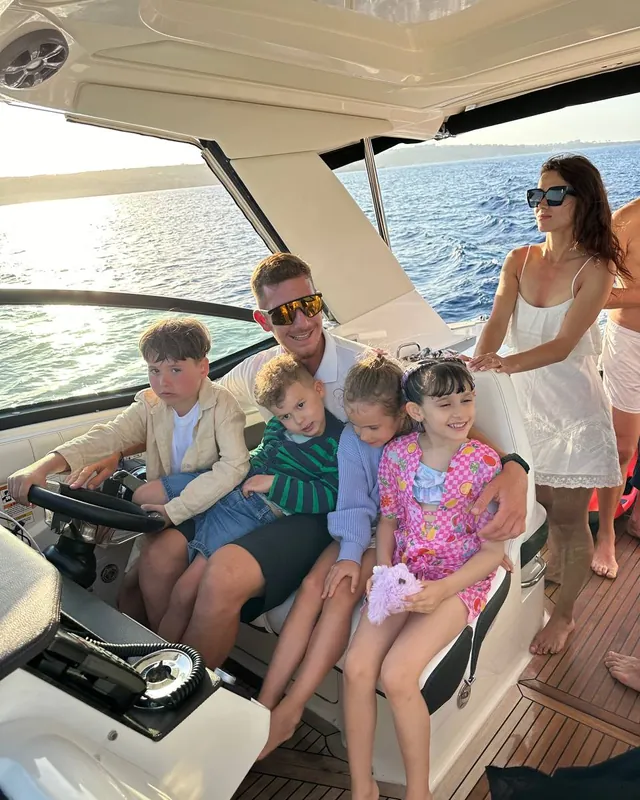 Familie am Bug an den Meereshöhlen von Cape Greco