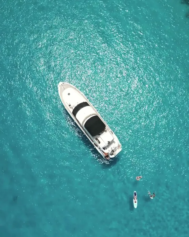 Private Yacht vor Anker in türkisem Wasser, von oben