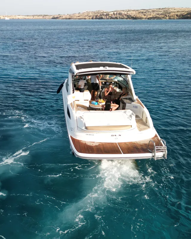 Eine DreamWave-Yacht über tiefblauem Wasser, von oben gesehen