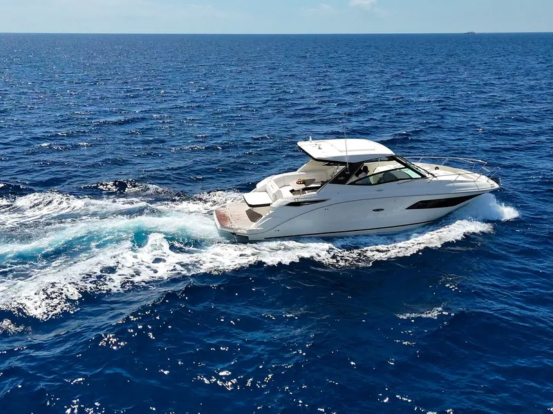 Sea Ray 320 – private Yachtcharter auf Zypern