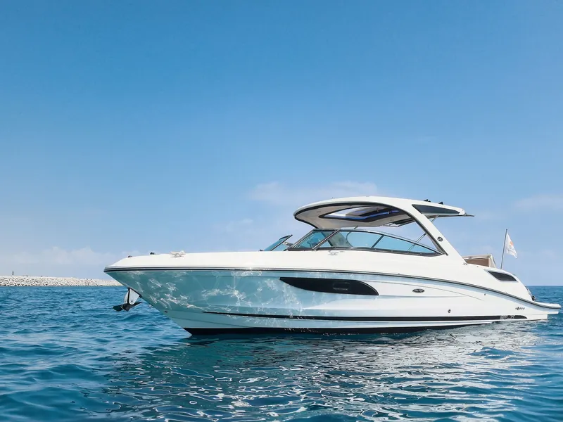 Sea Ray SLX350 – private Yachtcharter auf Zypern