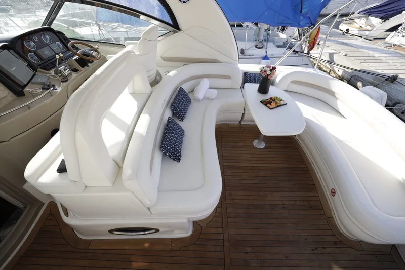 Sitzcockpit und Steuerstand der Sea Ray 455 mit Teakdeck