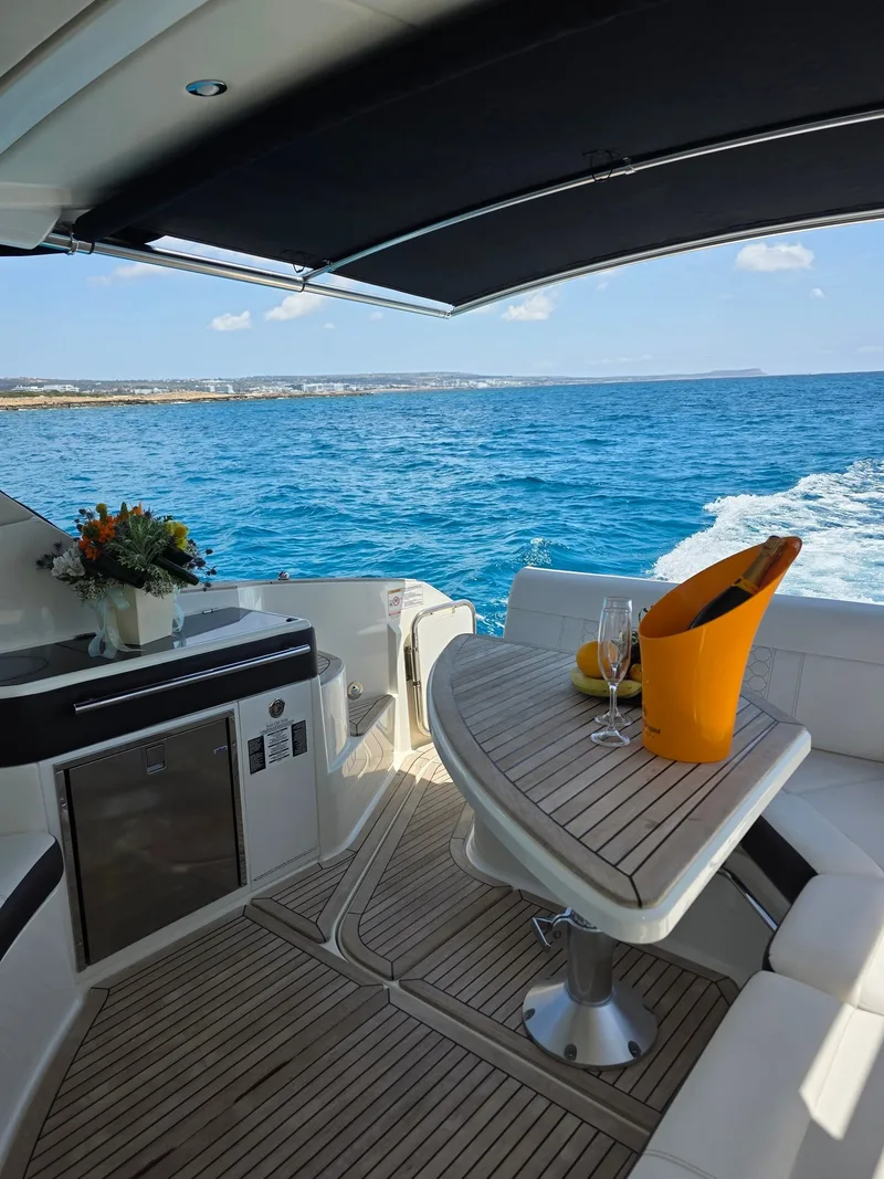 Sea Ray 320
