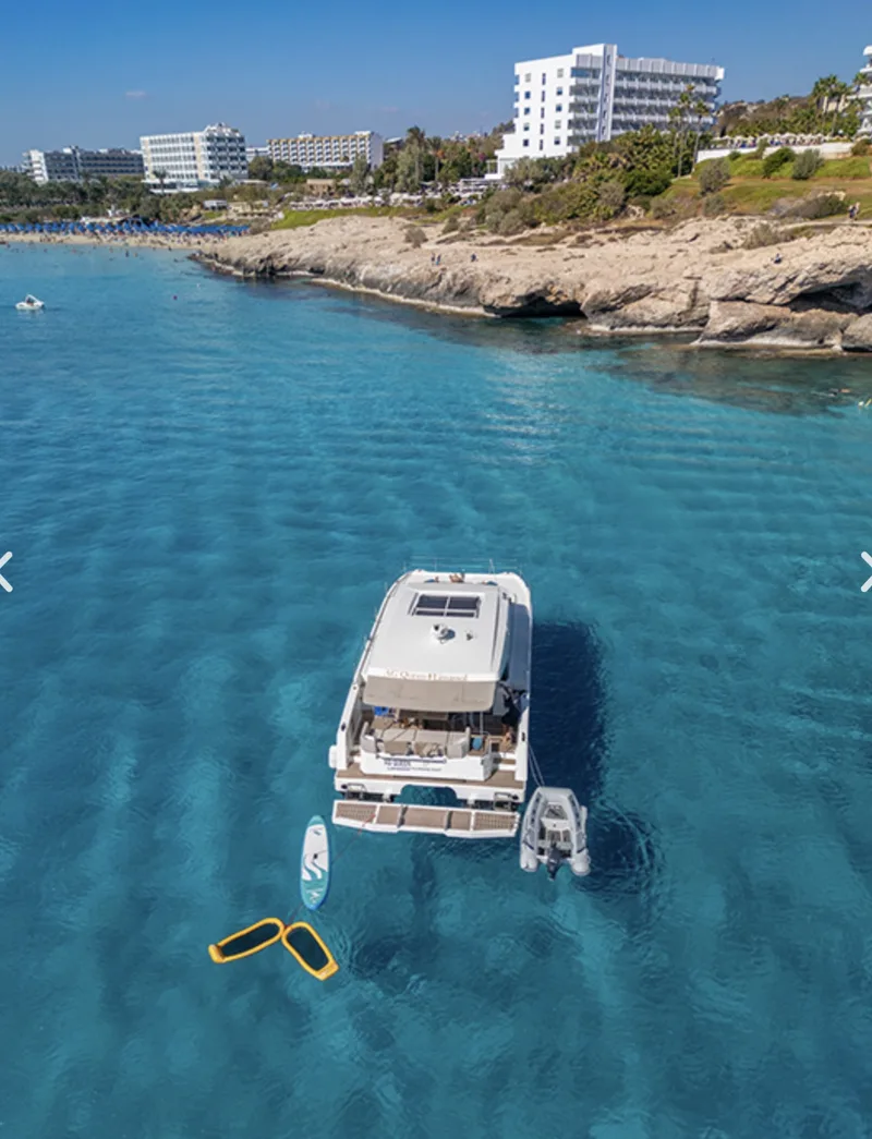 Die MY4.S vor Anker in einer Bucht an der Küste Zyperns