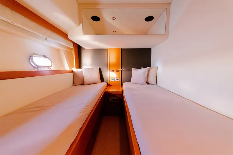 Ferretti 592