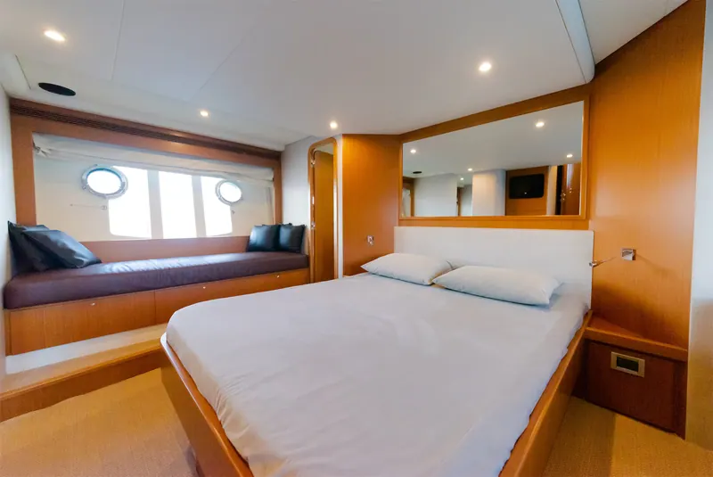 Ferretti 592