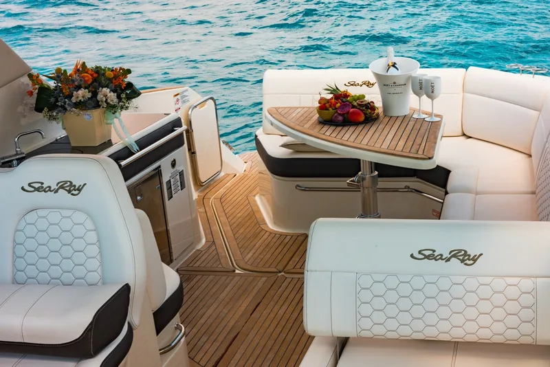 Sea Ray 320