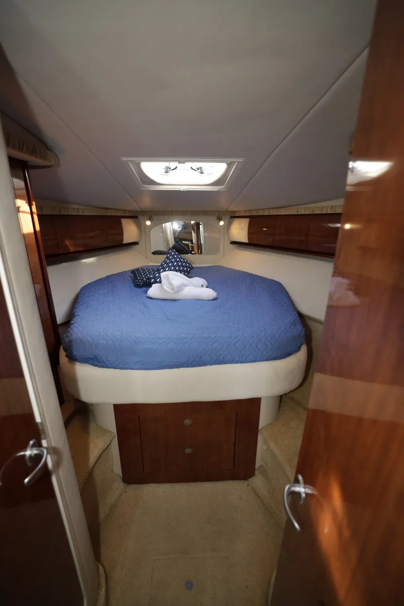Bugkabine mit Doppelbett auf der Sea Ray 455